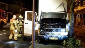 Vrachtauto vliegt in brand en rijdt tegen boom