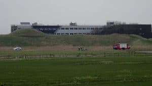 Jerrycans met een onbekende substantie in polder achter vuurtoren