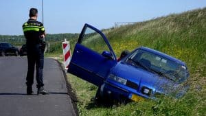 Auto uit de bocht op de Lotweg