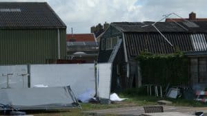 Partytent waait weg van terras de T’happerij