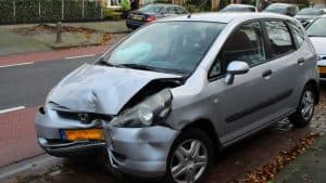 Auto rijdt bovenop paal