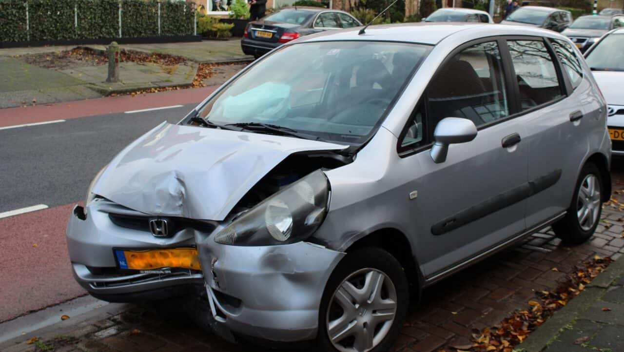 Auto rijdt bovenop paal