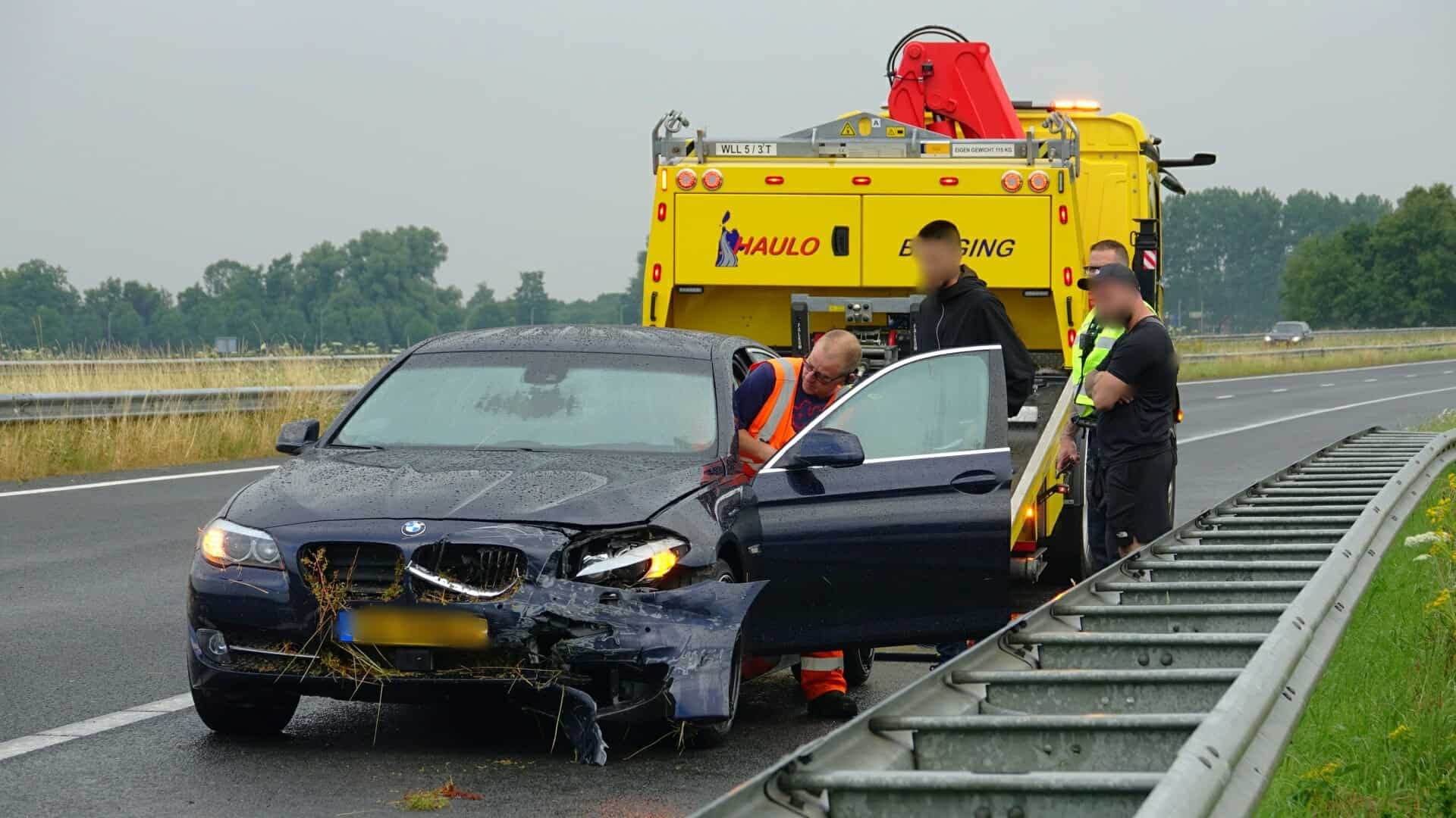 Auto raakt in slip en eindigt tegen de vangrail