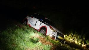 Auto belandt in droge sloot na missen bocht