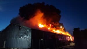 Grote brand in loods, veel rookontwikkeling (update 2, video)