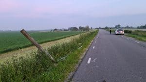 Bestelbus rijdt lantaarnpaal uit de grond, chauffeur rijdt door