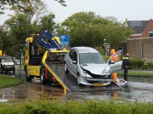 Geen gewonden bij botsing personenauto’s
