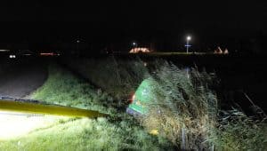 Bezorger met auto te water