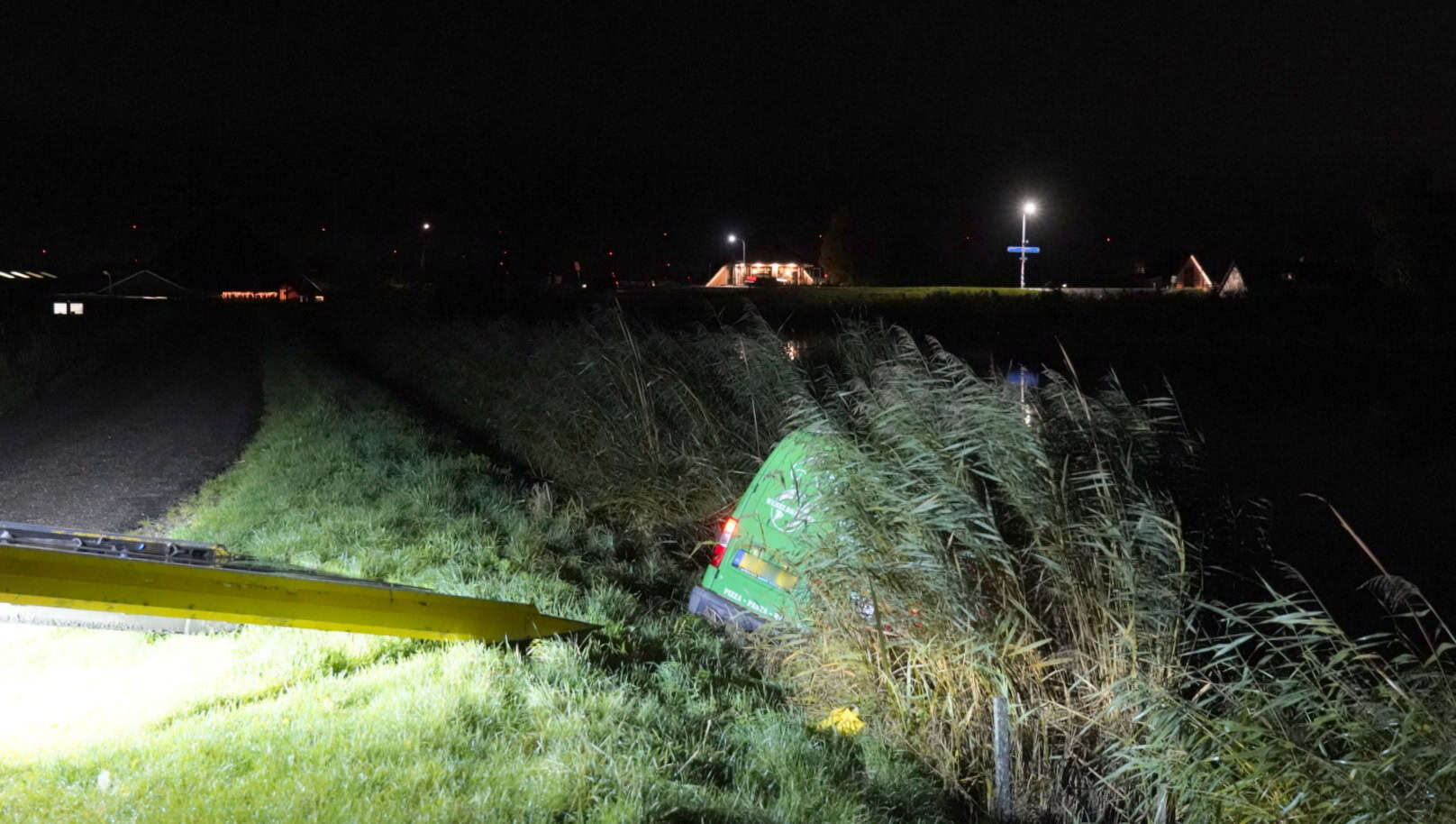Bezorger met auto te water