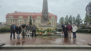 Behoorlijk Bestuur eert Sylvia Hamerslag met bloemen bij monumenten