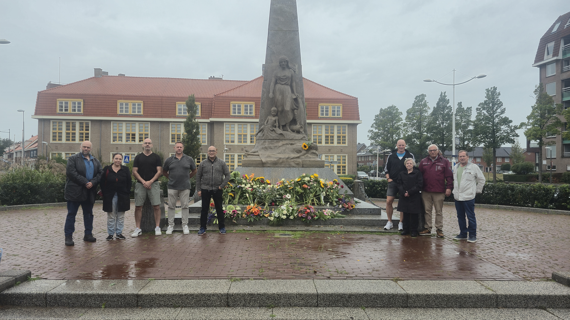 Behoorlijk Bestuur eert Sylvia Hamerslag met bloemen bij monumenten