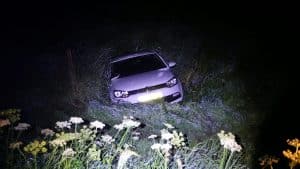 Auto vliegt van dijk en belandt in naastgelegen sloot