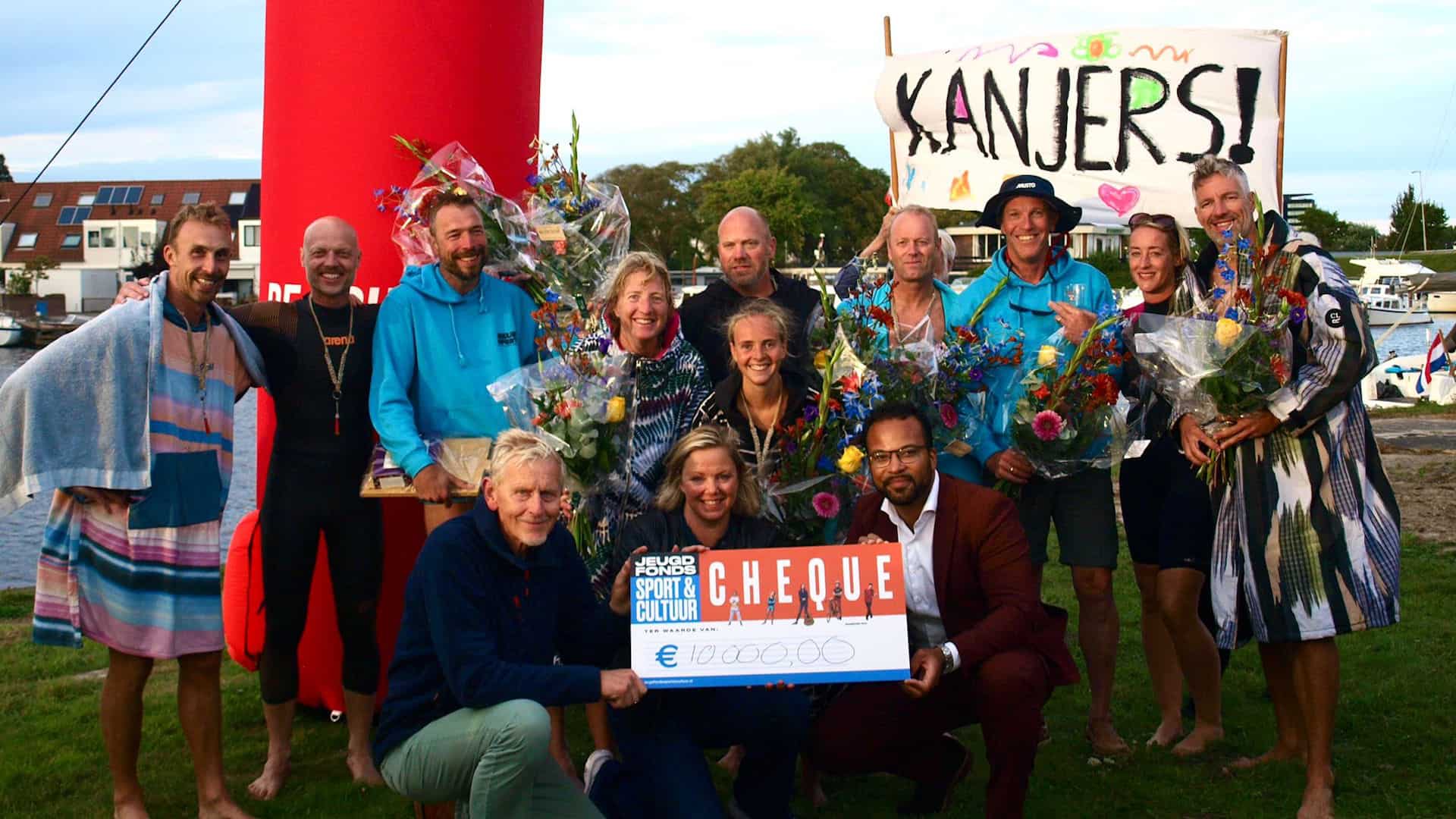 Zwemmers Noordhollandsch Kanaal halen 10.000 euro op voor goed doel
