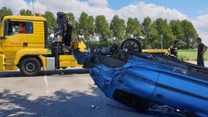 Auto over de kop bij eenzijdig ongeval