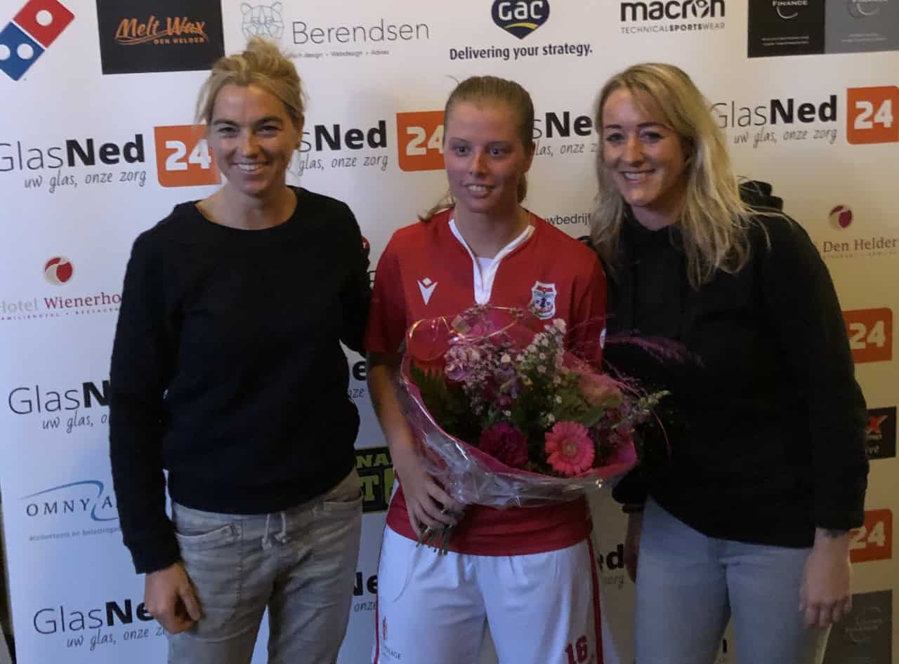 Zaalvoetbaldames Zeemacht bekeren door