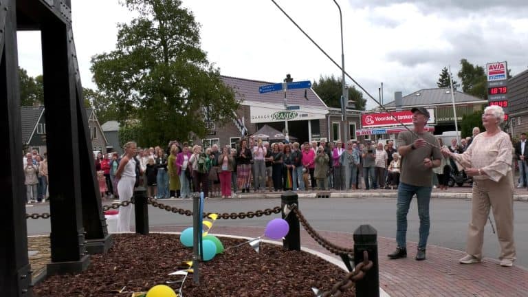 Klokkenstoel en tijdcapsule op rotonde Zijdewind