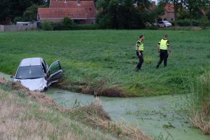 Auto belandt in de sloot