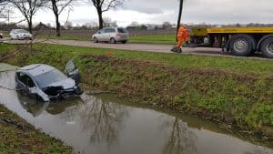 Auto te water in ’t Veld