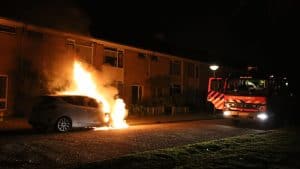 Brand verwoest personenauto in Den Helder (video)