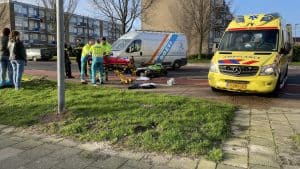 Motorrijder ernstig gewond bij botsing met bestelbus