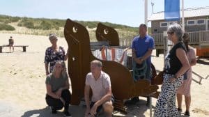 Zeehond Bertus nu ook op het strand te zien (video)