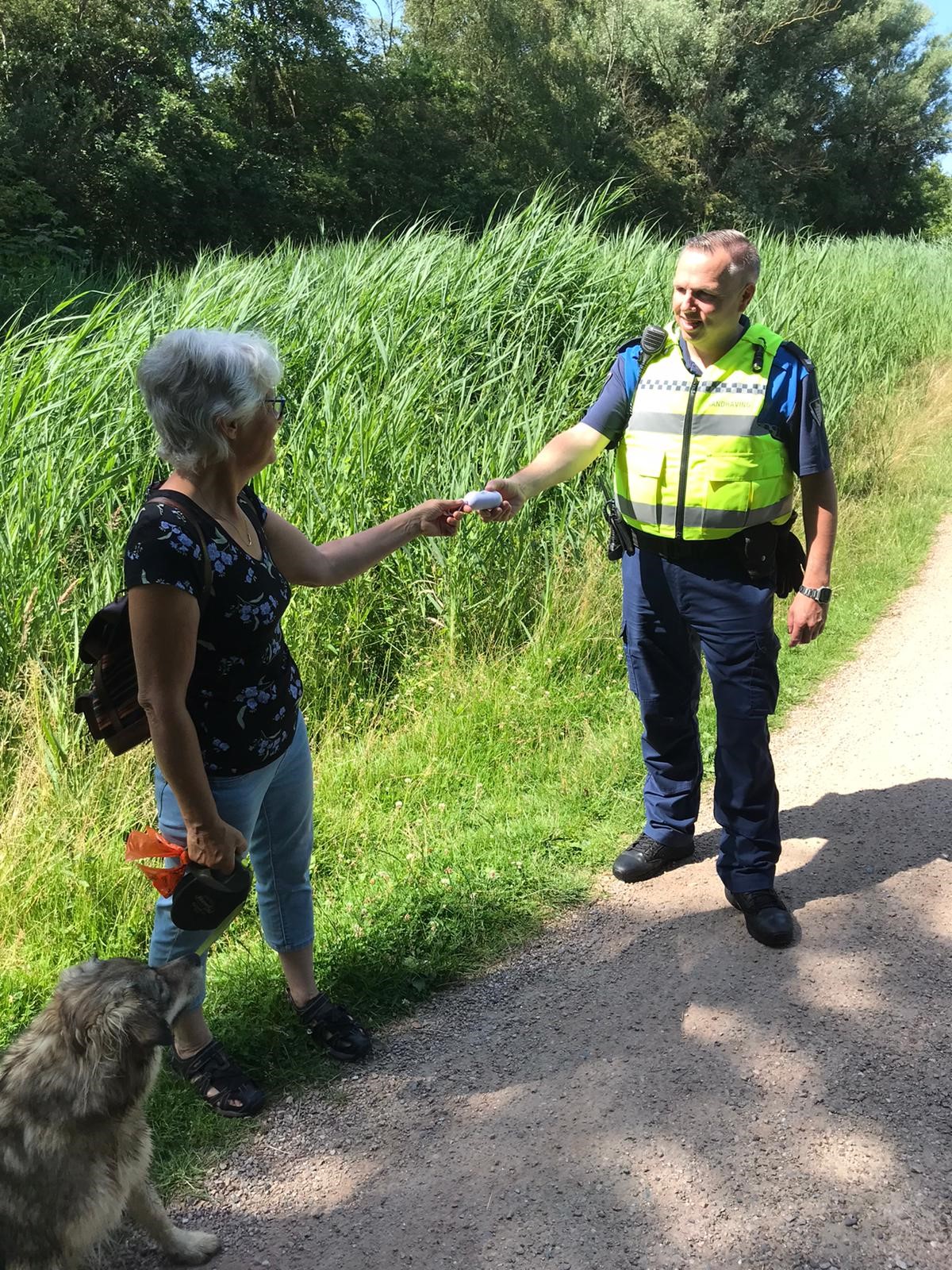 Gratis hondenpoepzakjes uitgedeeld aan baasjes