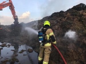 Uren bezig met brand in grasstapel