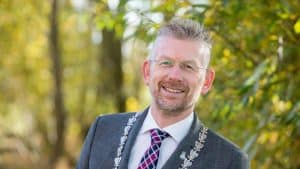 Burgemeester Jan de Boer krijgt rondleiding bij HCSC