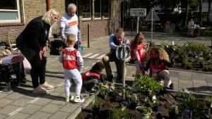 Burgemeester De Boer helpt mee op de Tuindorpschool (video)