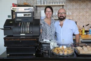 Café Bom dia als eerste open in Halte Bellevue