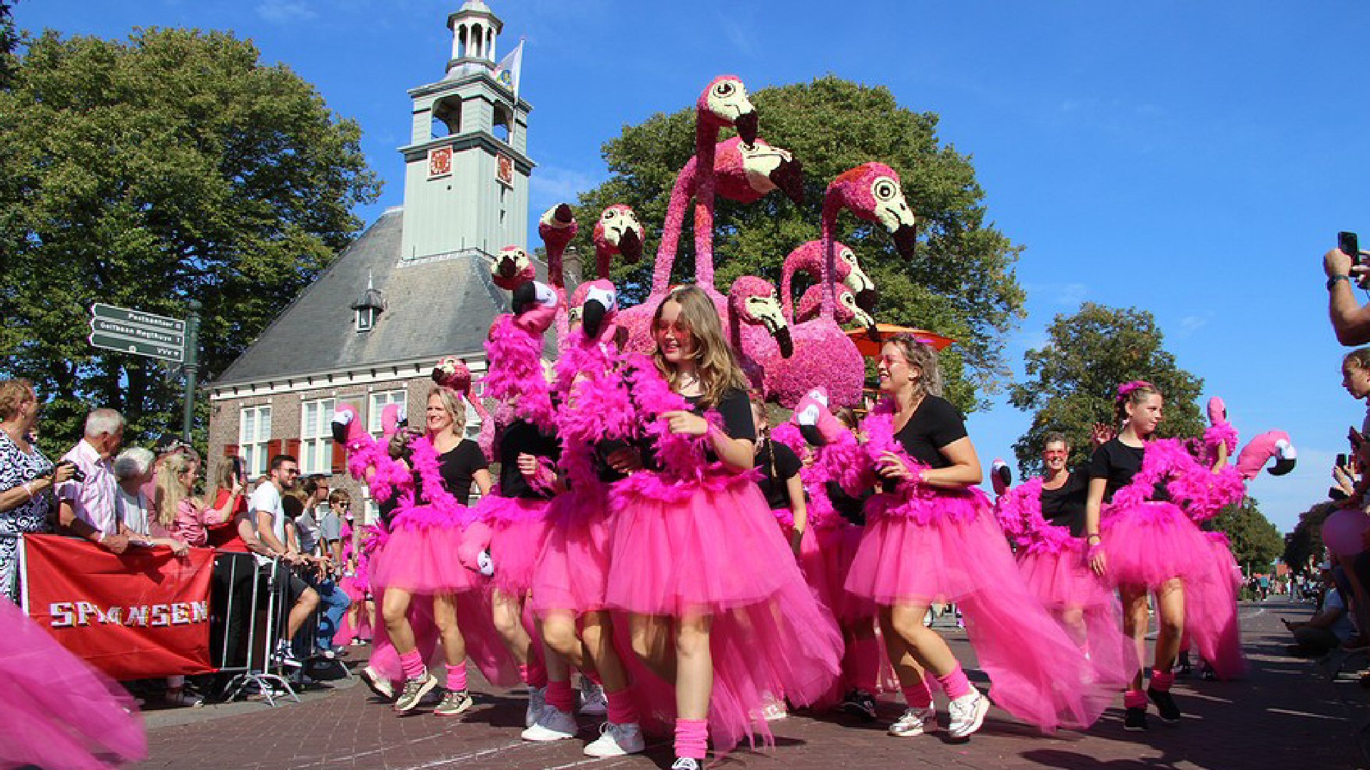 Als bloemen gaan rijden: corso brengt Winkel tot leven