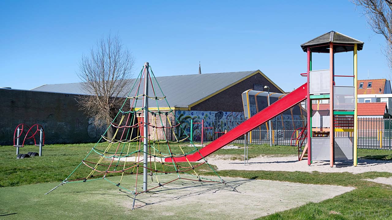 Nieuwe glijbanen voor speeltuinen Den Helder