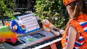 Wilhelmus live in de voortuin met videobellen
