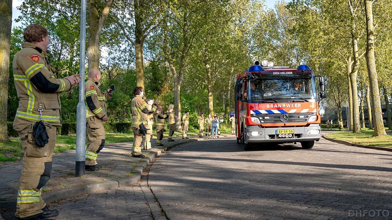 Brandweerman Harm werd voor zijn pensioen uitgezwaaid door 35 collega’s