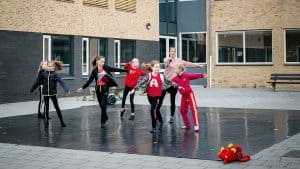 Leerlingen Triade krijgen balletles in de open lucht