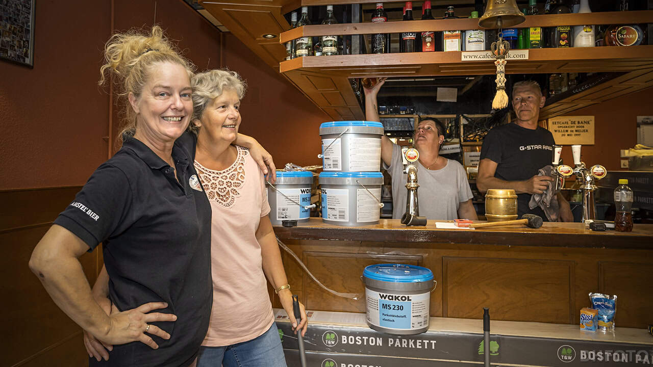 Vaste klanten helpen café De Bank