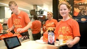 Fleur serveert eerste Happy Meal met actiepoppetje Fleur uit!