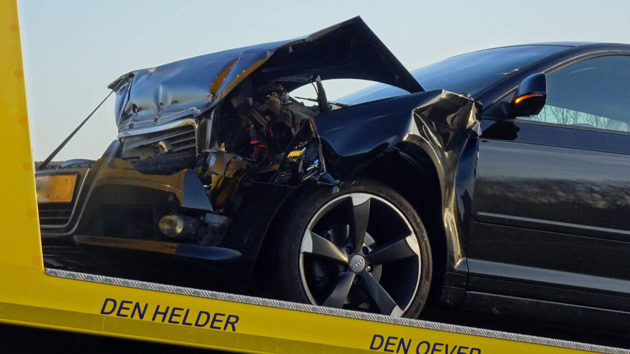 Auto knalt op vrachtwagen