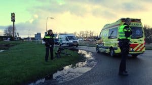 Fietser klapt op de grond na aanrijding met auto