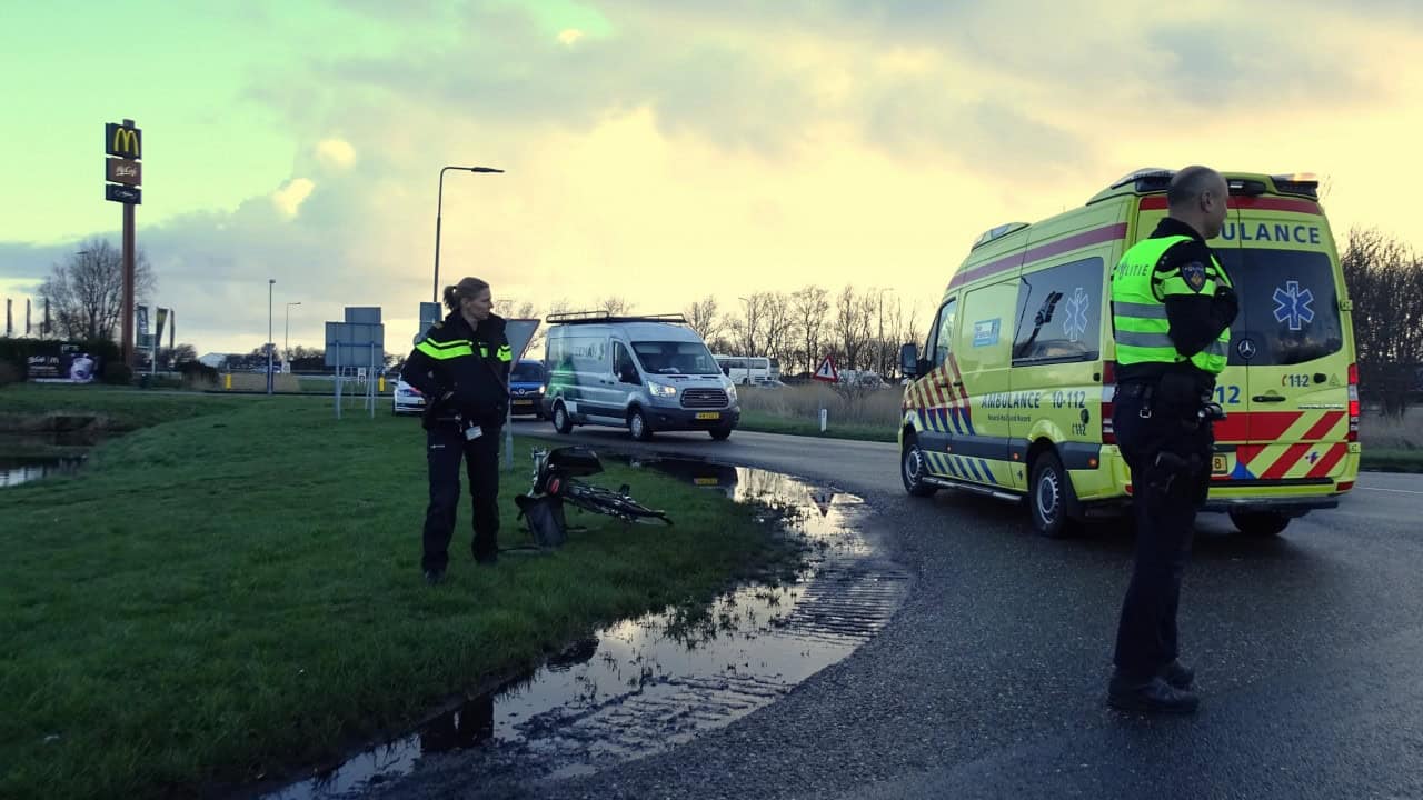 Fietser klapt op de grond na aanrijding met auto
