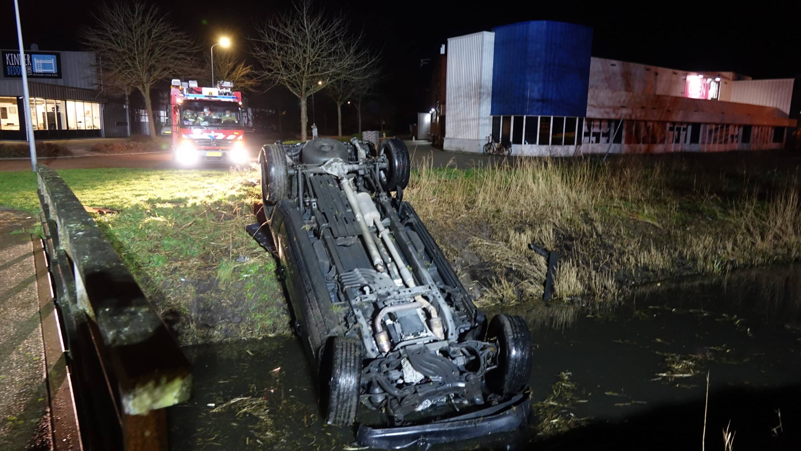 Auto te water op de N241