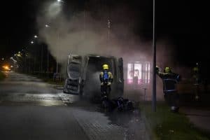 Bus volledig uitgebrand in Wieringerwerf