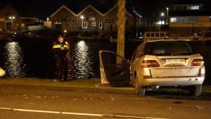 Auto crasht op boom aan de Binnenhaven (N250)
