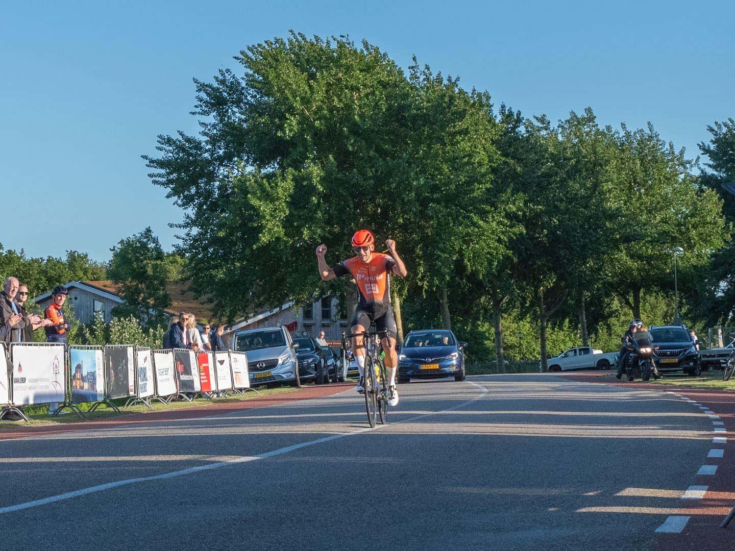 Cor Visser verrast favorieten en soleert naar etappezege
