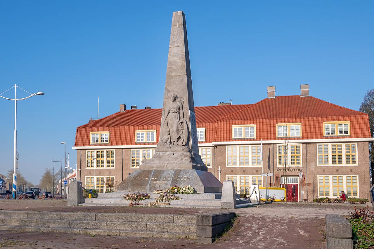 Zuil en boek weg bij monument aan de Middenweg