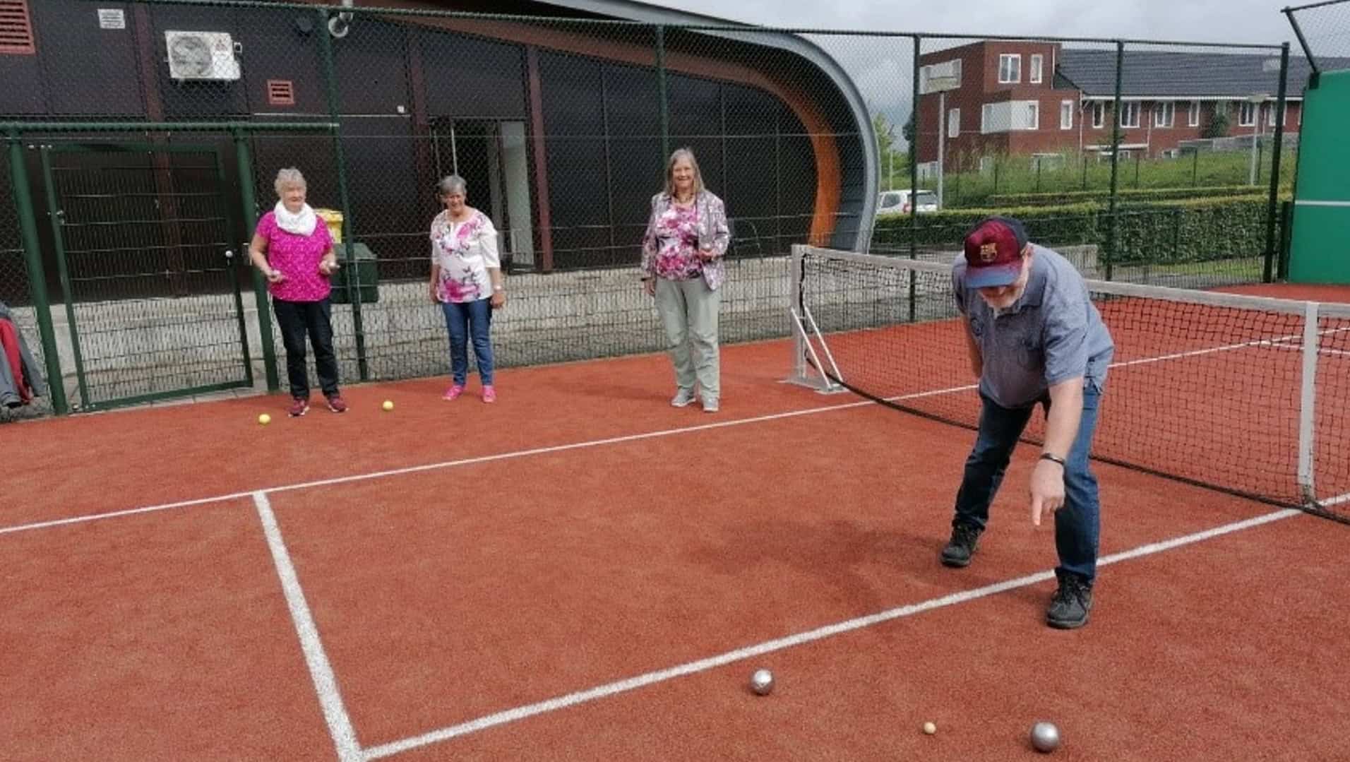 Senioren komen samen voor beweging, kop koffie en een praatje