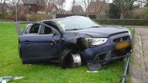 Auto op hol en door speelterrein