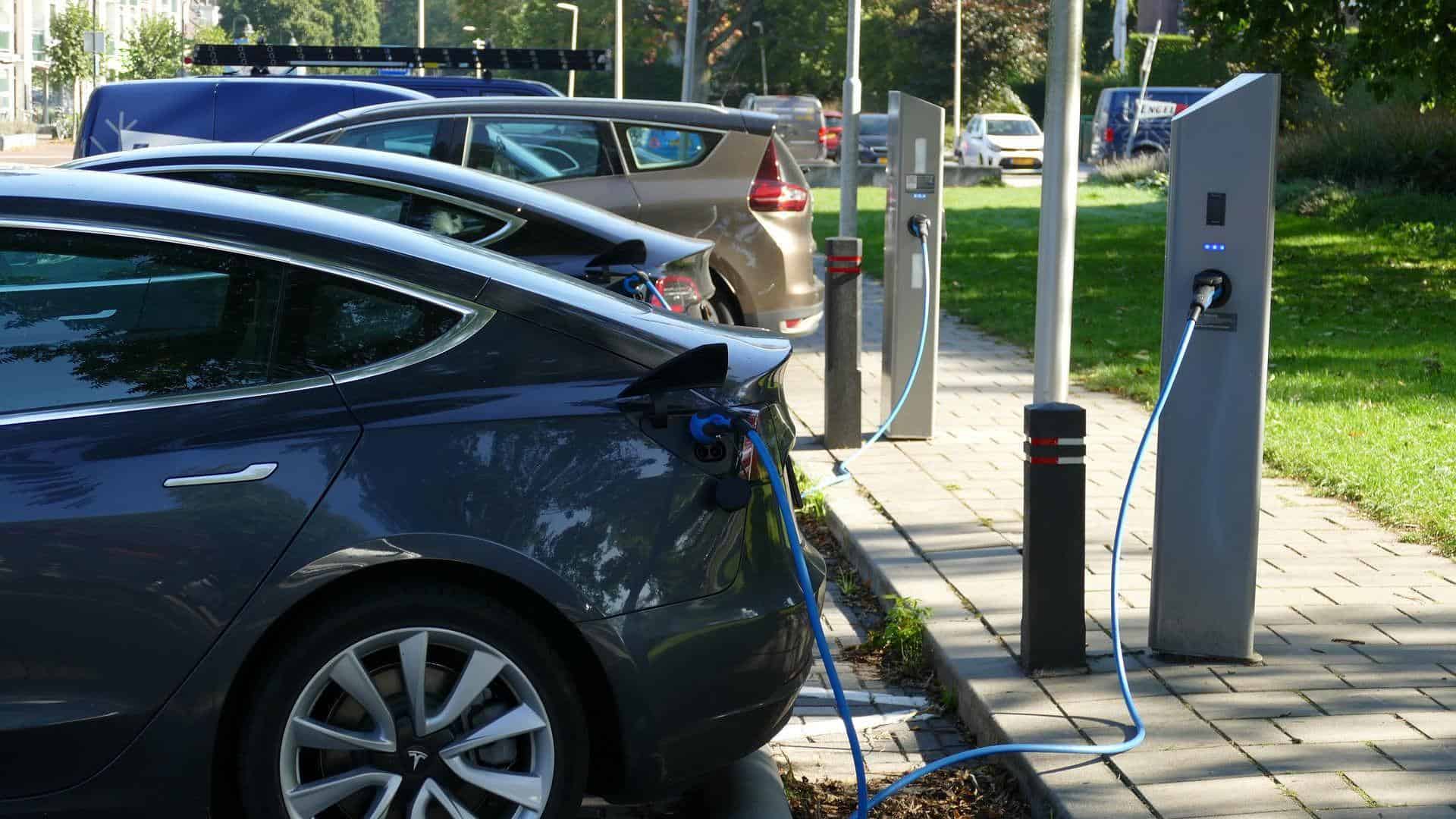 Gemeente Schagen zondert vier parkeerplaatsen af voor laadpalen