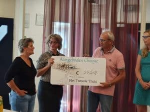 Een cheque van €5458,- voor hospice