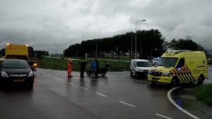 Auto en motor botsen op rotonde Zijdewind